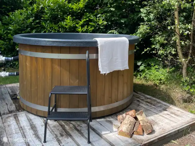 Boshuisje Elva huren in Nederland, Gelderland, Ermelo - blokhut / lodge Tijd om te relaxen! Pak er vooral een lekker drankje en wat snacks bij, want de kans is groot dat je uren in het bad door wil brengen.