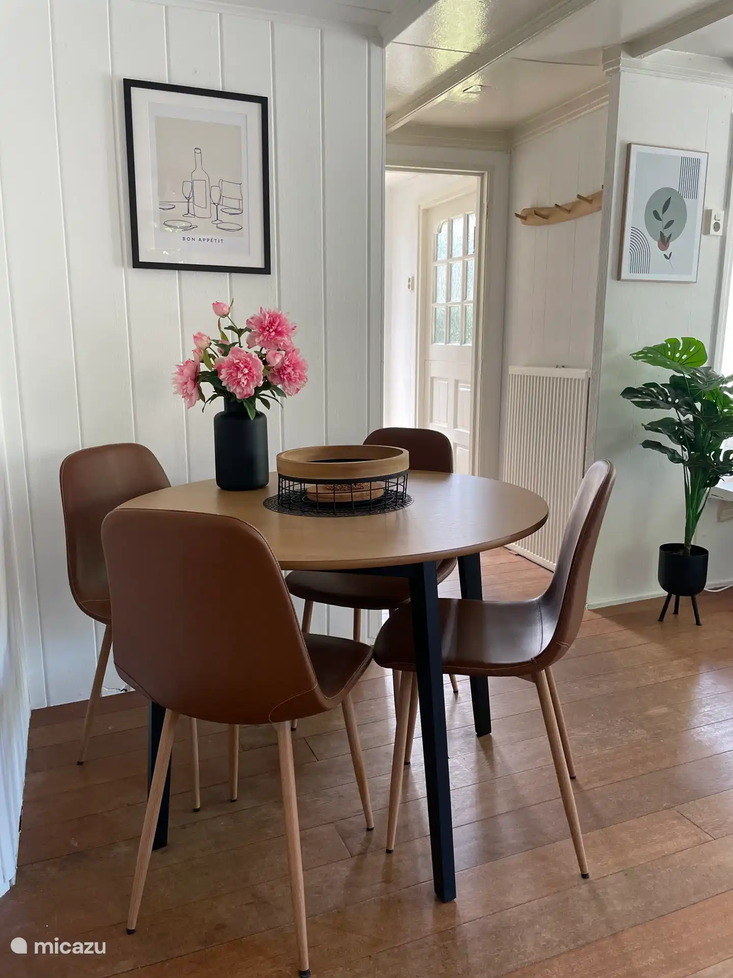 Es gibt eine gemütliche Sitzecke.