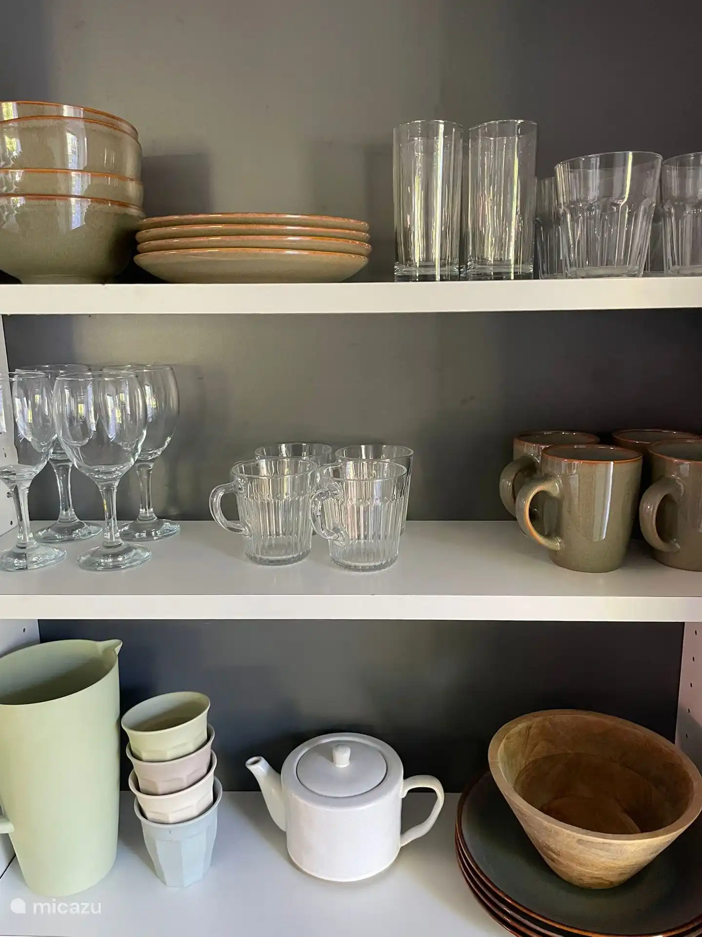 Geschirr, Pfannen, Töpfe, alles ist da für einen wunderbaren Aufenthalt.