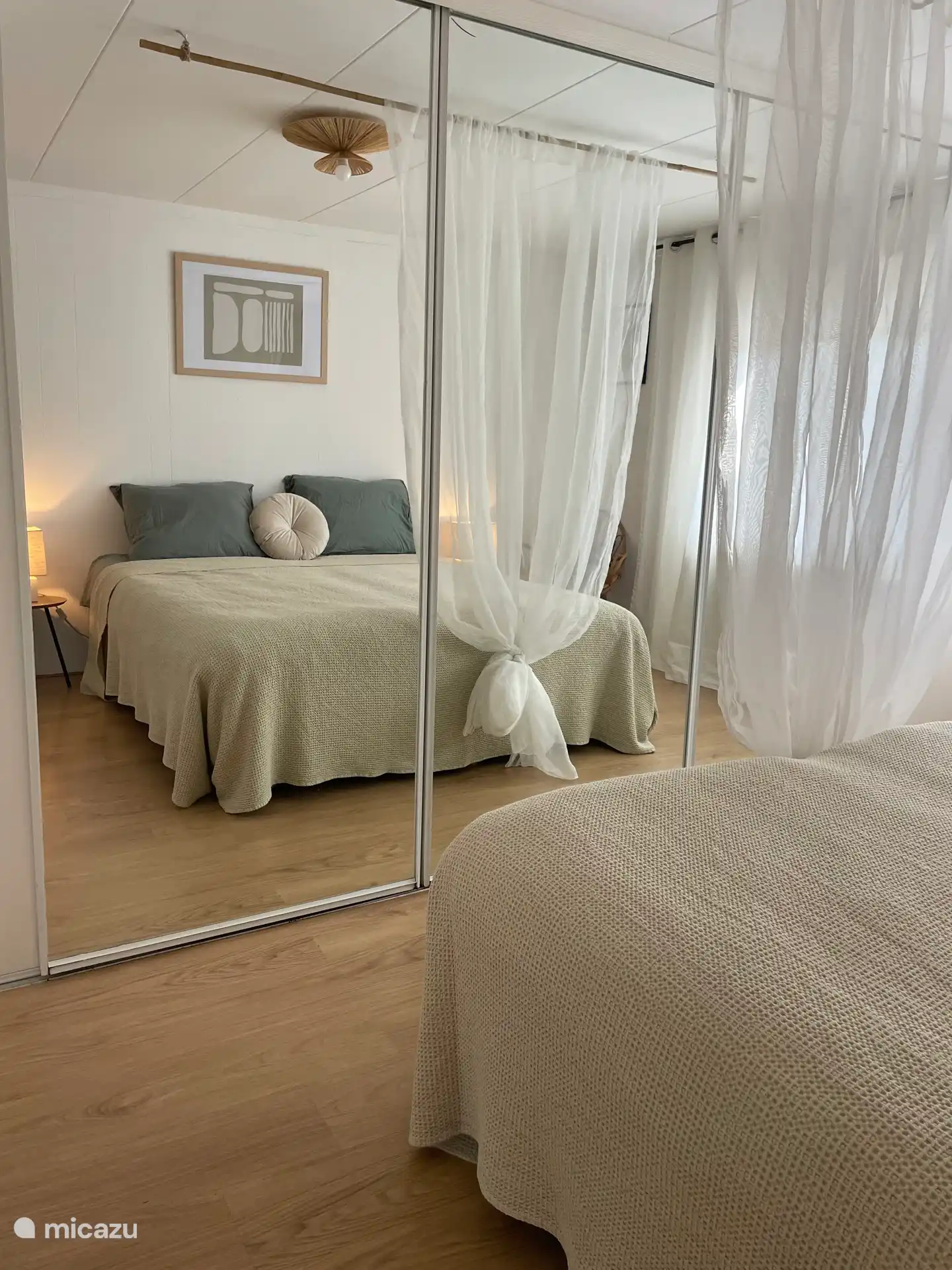 Genügend Schrank und Stauraum für persönliche Gegenstände. 