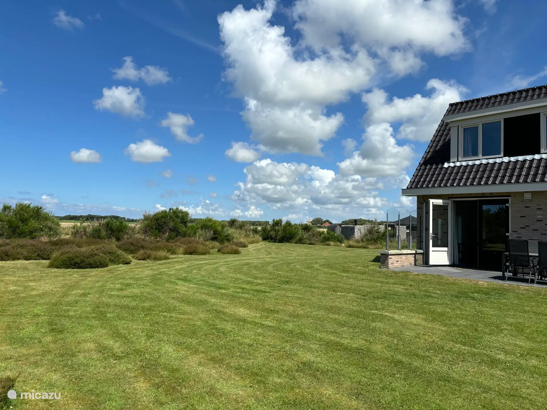 Jardín muy grande con hermosas vistas