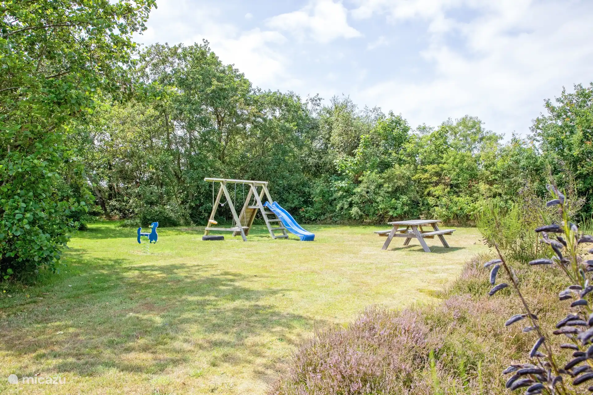 Parque infantil con cama elástica