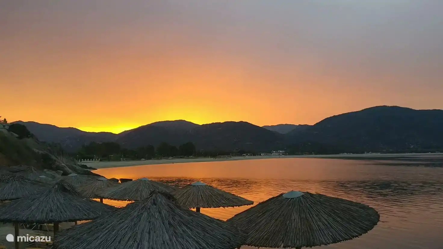 Zicht op Paralia Sykia