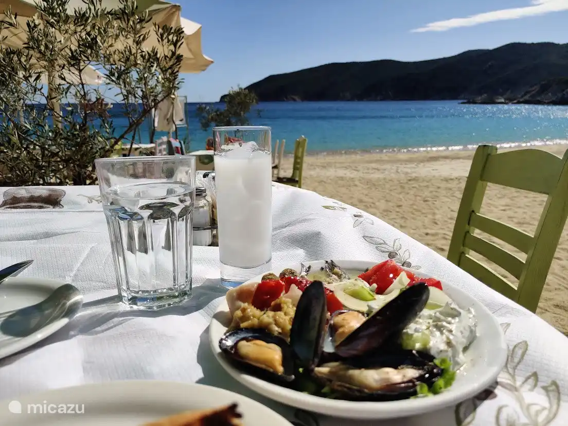 Lekker genieten , eten op het strand