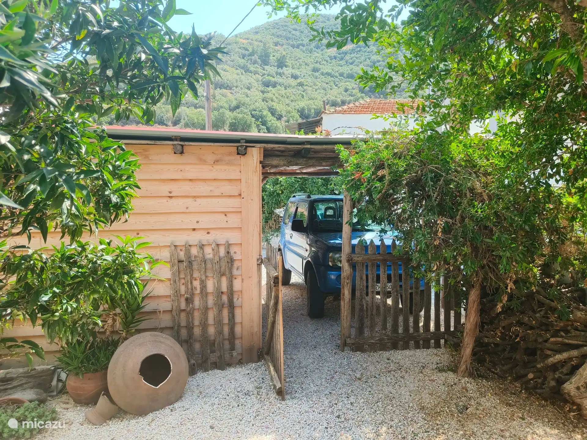 Prive parking voor 2 auto's aan de deur