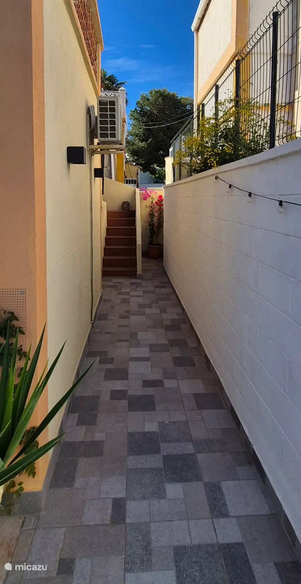 Couloir extérieur vers le toit-terrasse