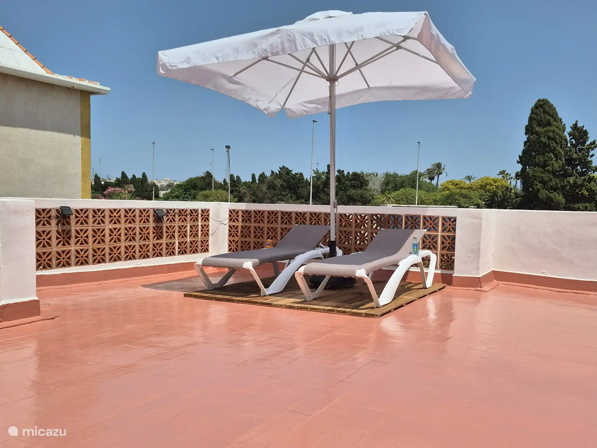 Chaises longues sur le toit