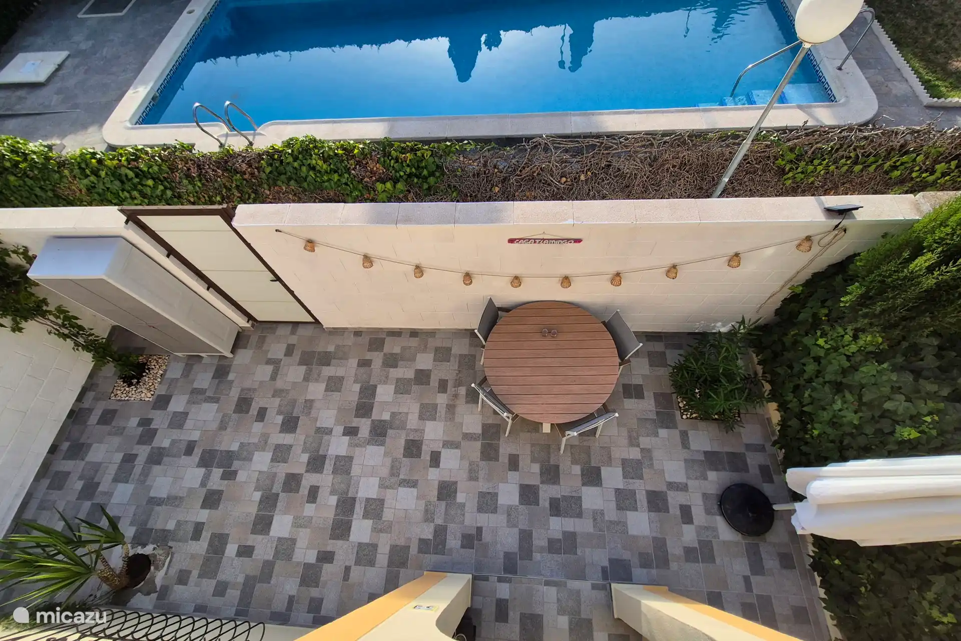 Vue d’ensemble jardin et piscine