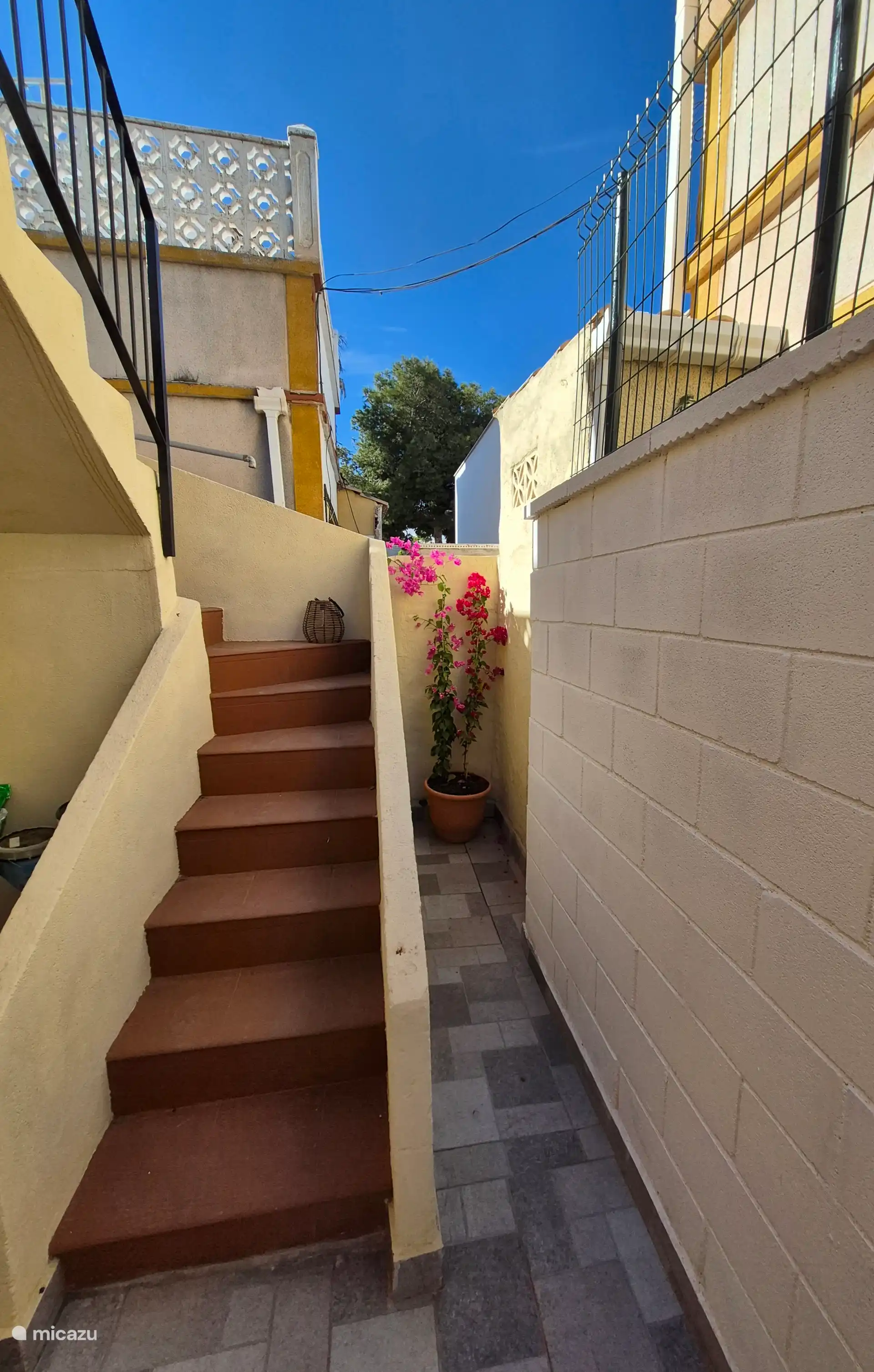 Escalier menant à la terrasse sur le toit