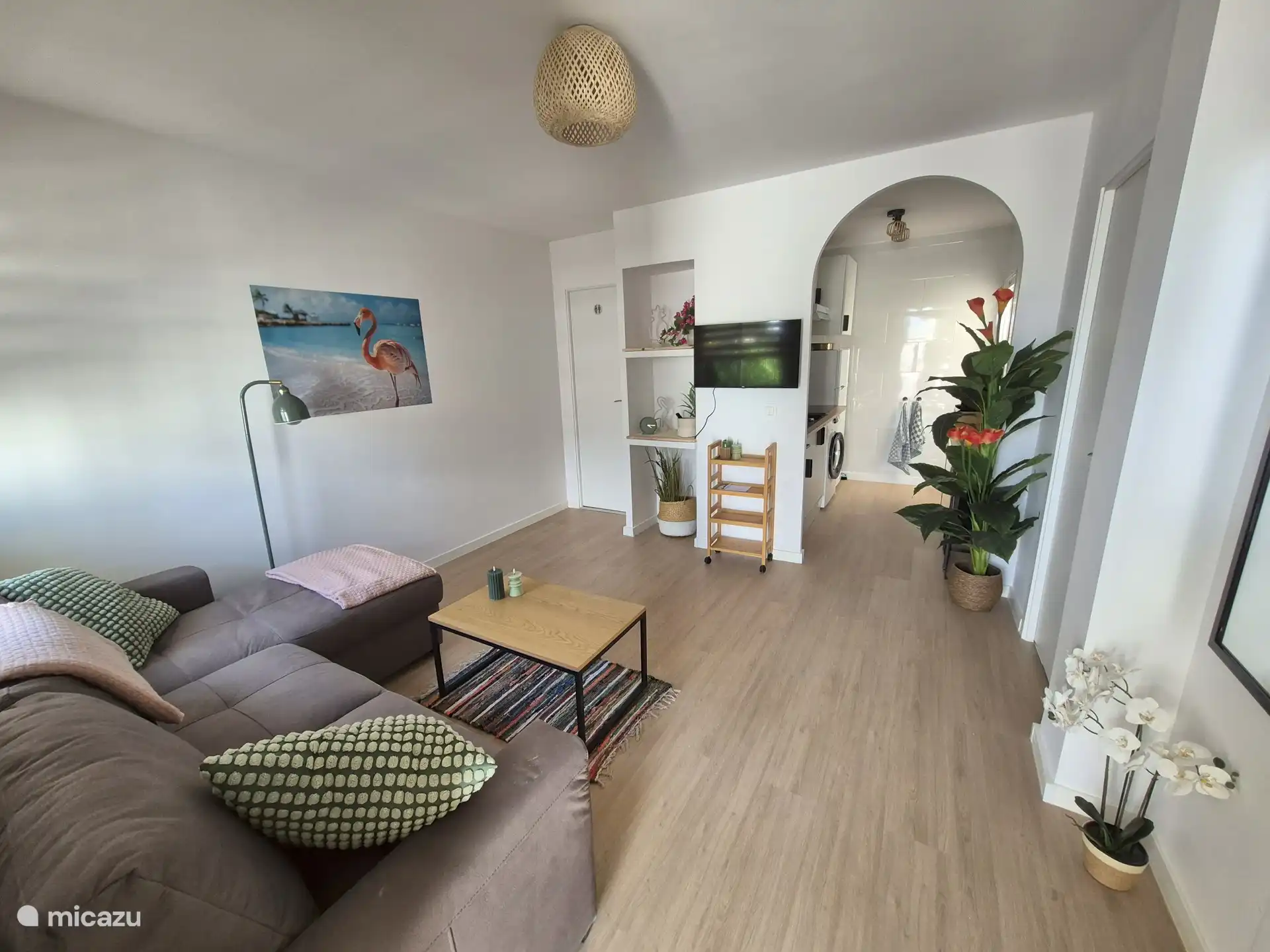 Salon avec vue sur la cuisine