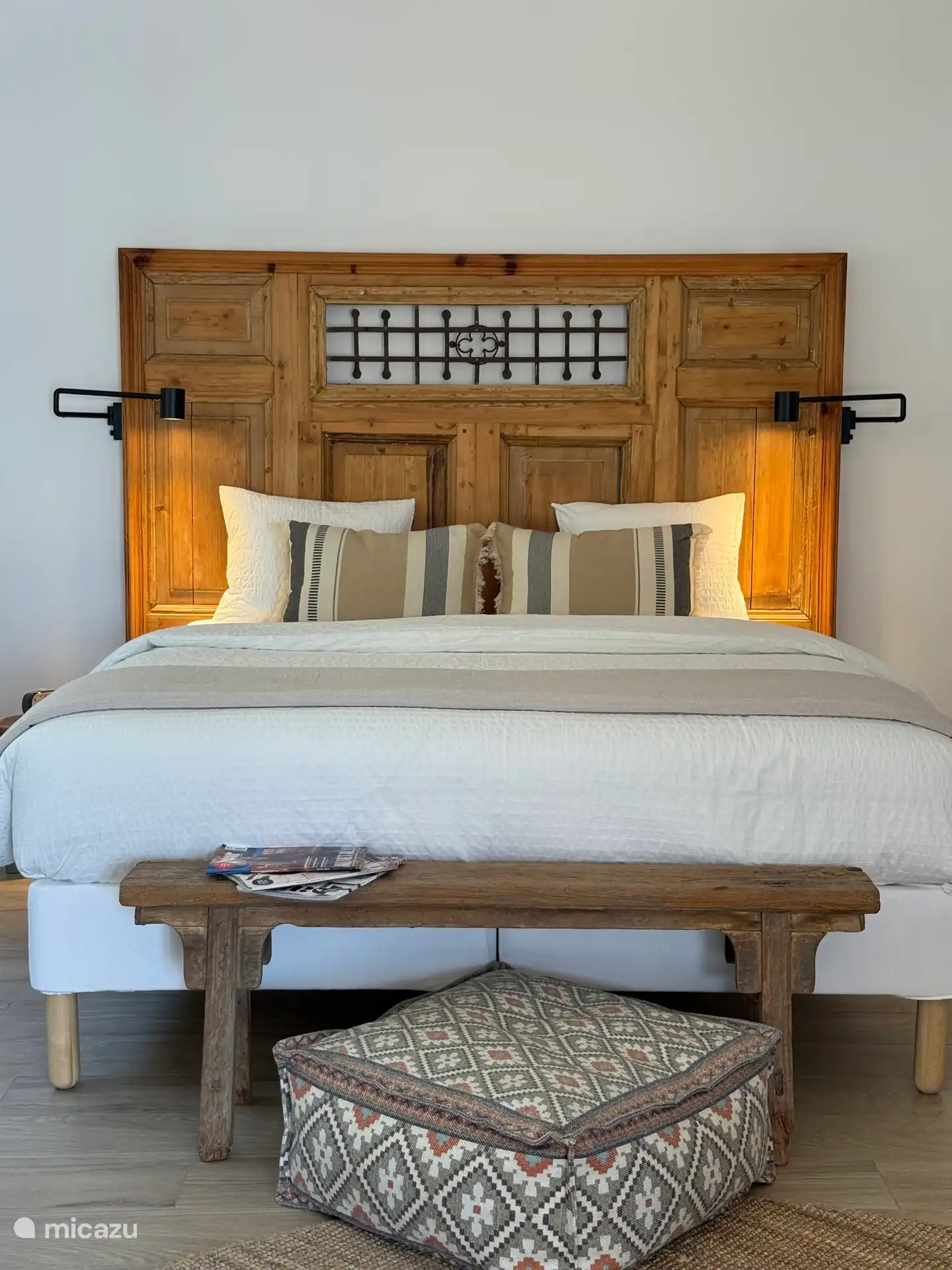 Schönes geräumiges Bett. Abends unter der Nachttischlampe lese ich ein bisschen....