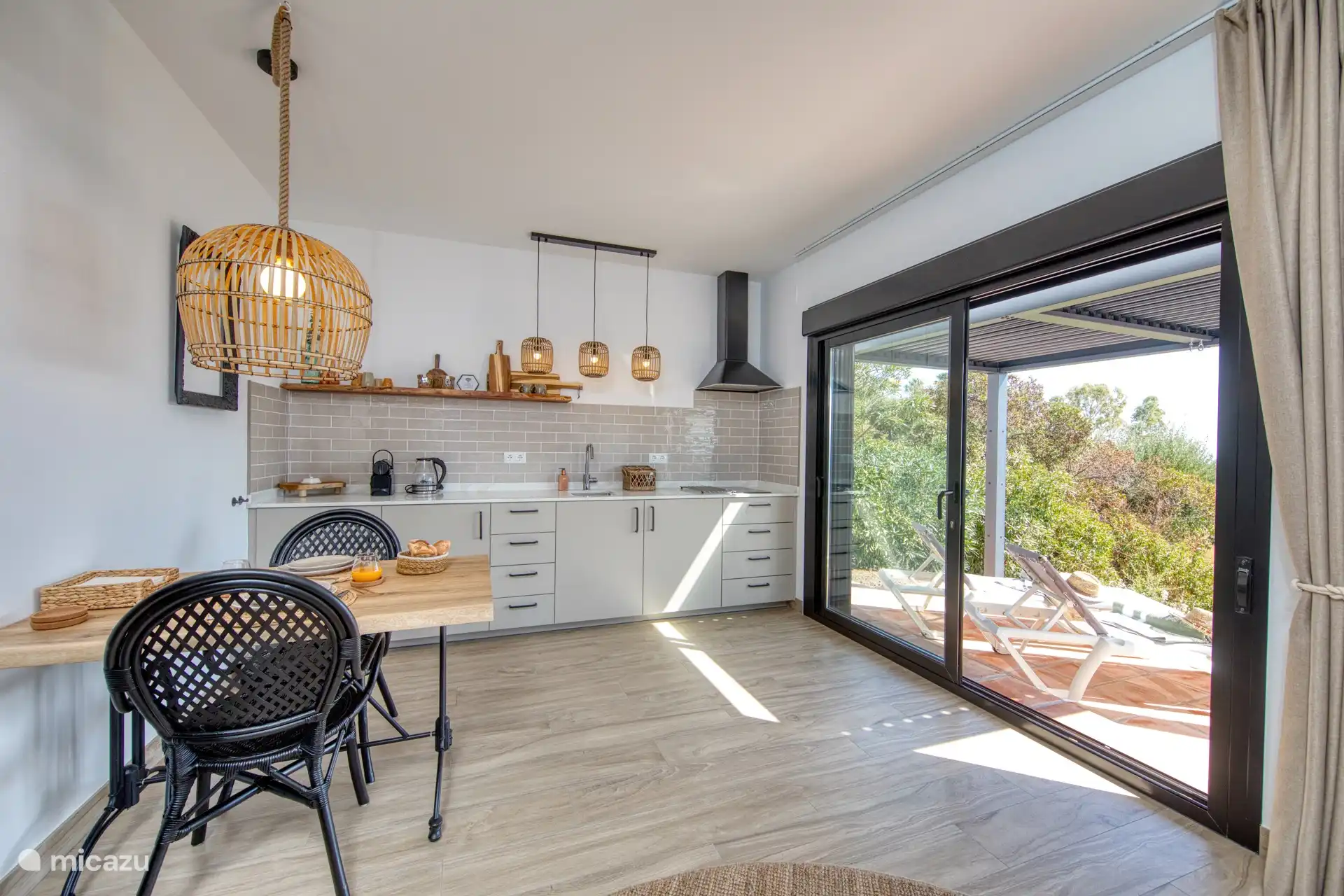 Der Eingang ist eine große Schiebetür, so dass Sie die Aussicht auch von innen genießen können.