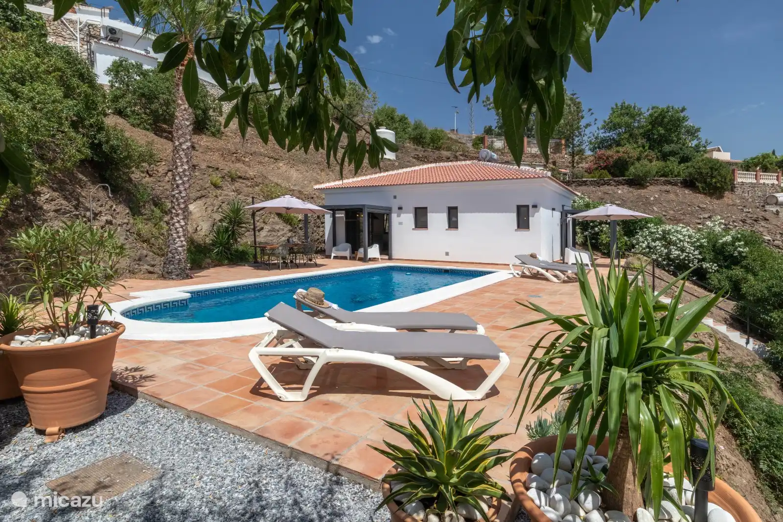 Terrasse mit privatem Pool.