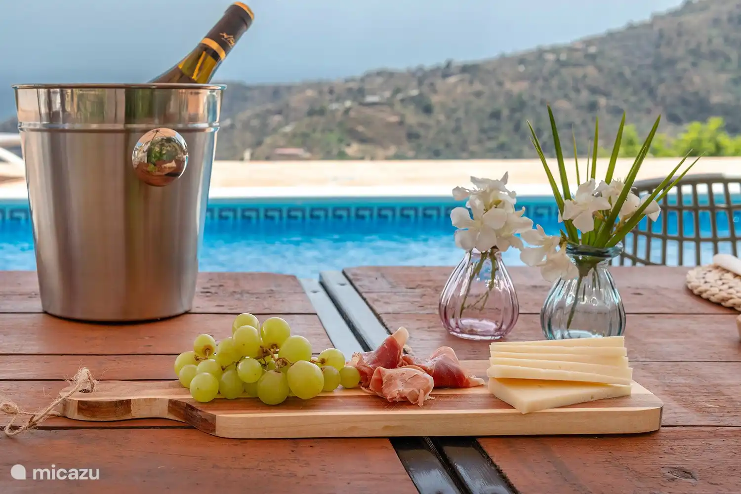 Tapas auf der Terrasse mit Meerblick.