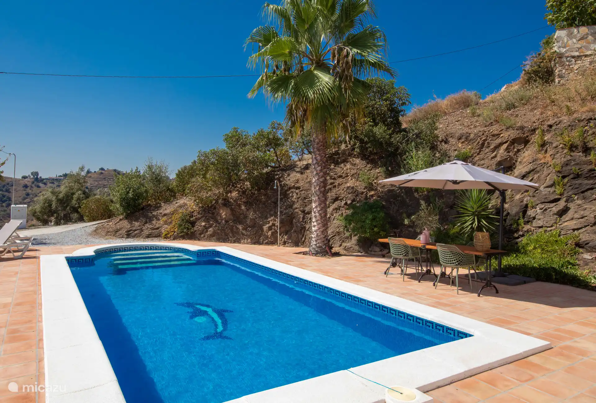 Ein Snack und ein Getränk auf der Terrasse.