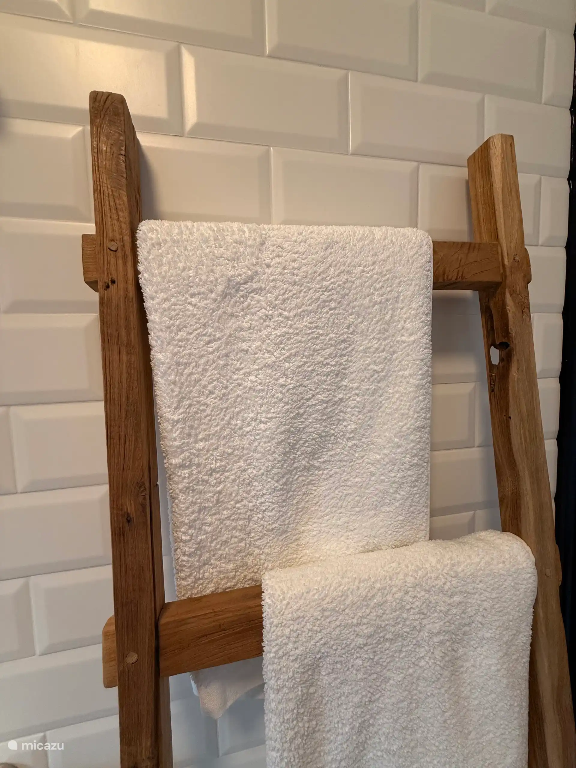 Handtücher liegen bereit. Und es gibt Badetücher für die Terrassenstühle.