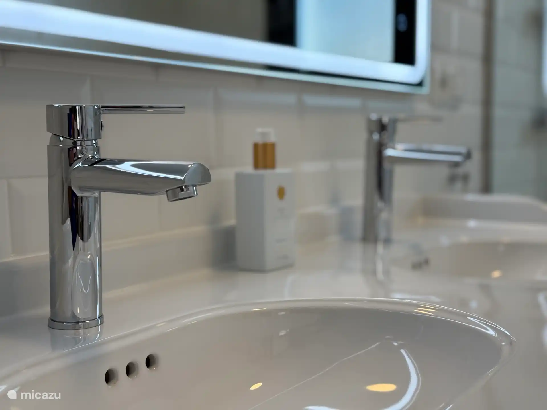 Das Badezimmer verfügt über ein Doppelwaschbecken.