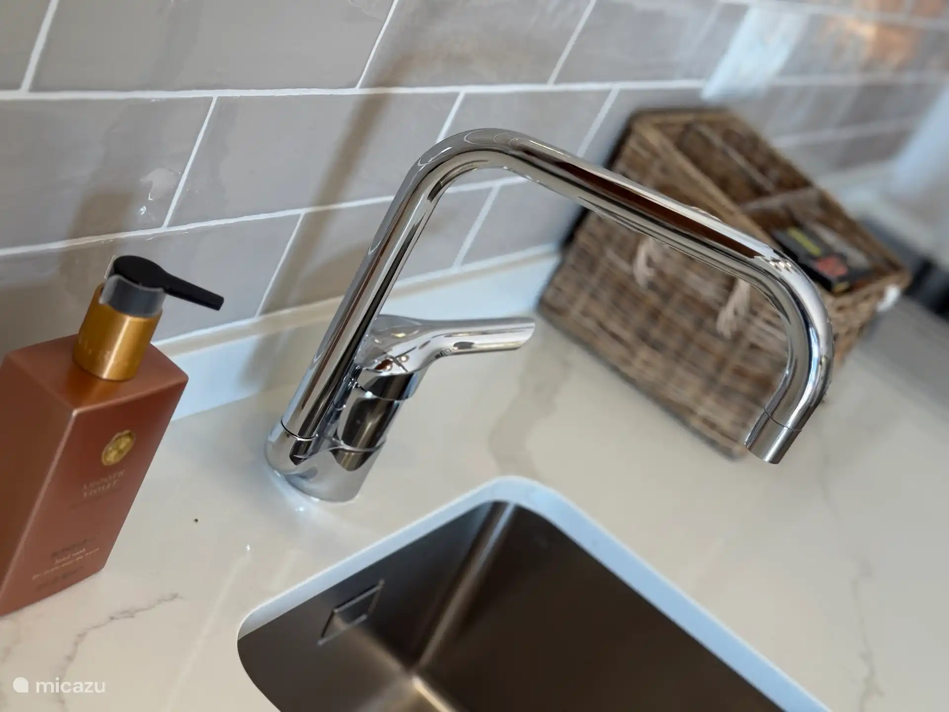 Schöne Kompositplatte in der Küche.