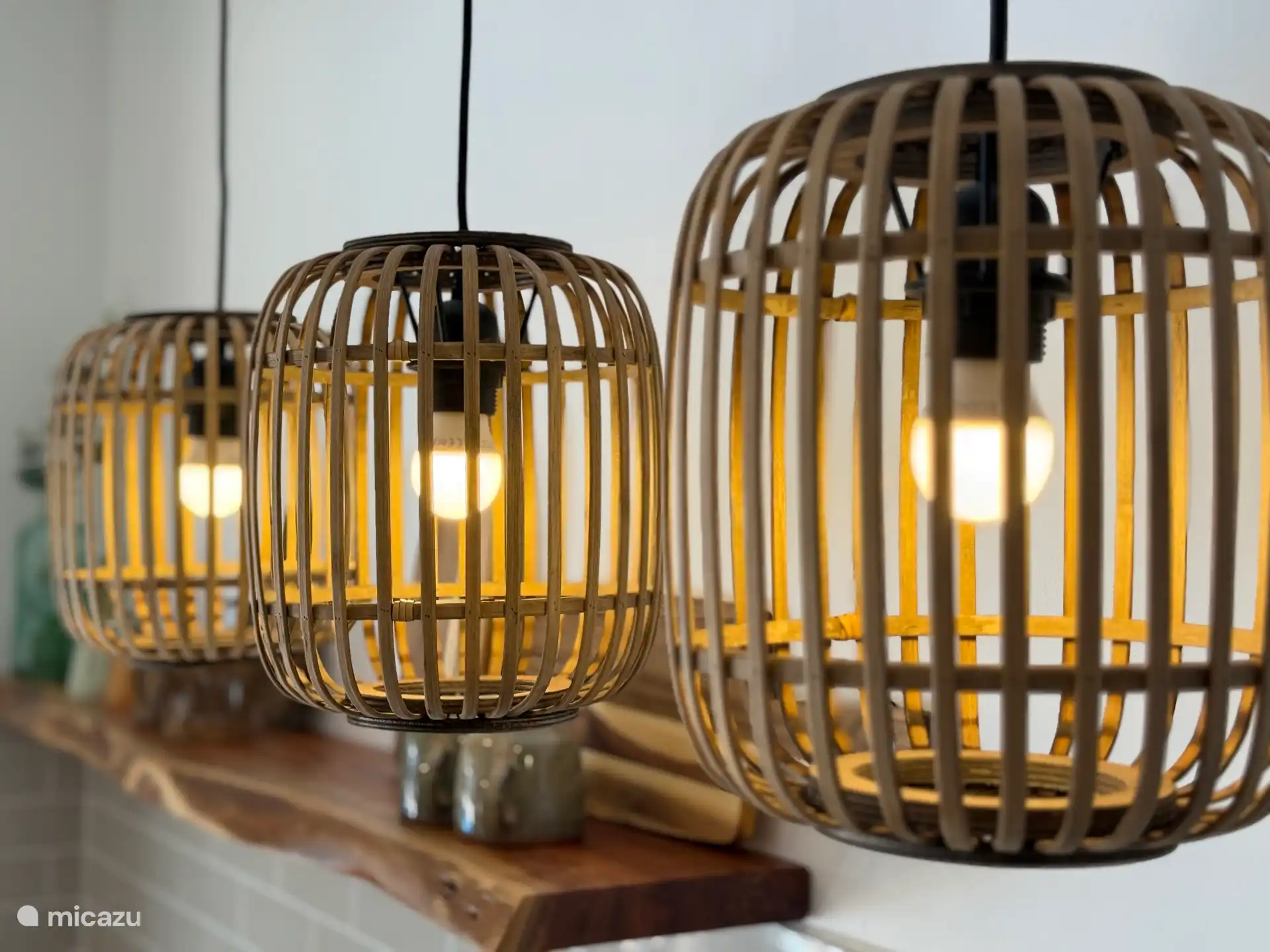 Gemütliche Beleuchtung in der Küche.