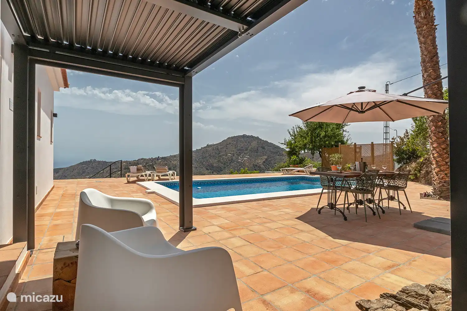 Terrasse mit Außensitzplätzen.