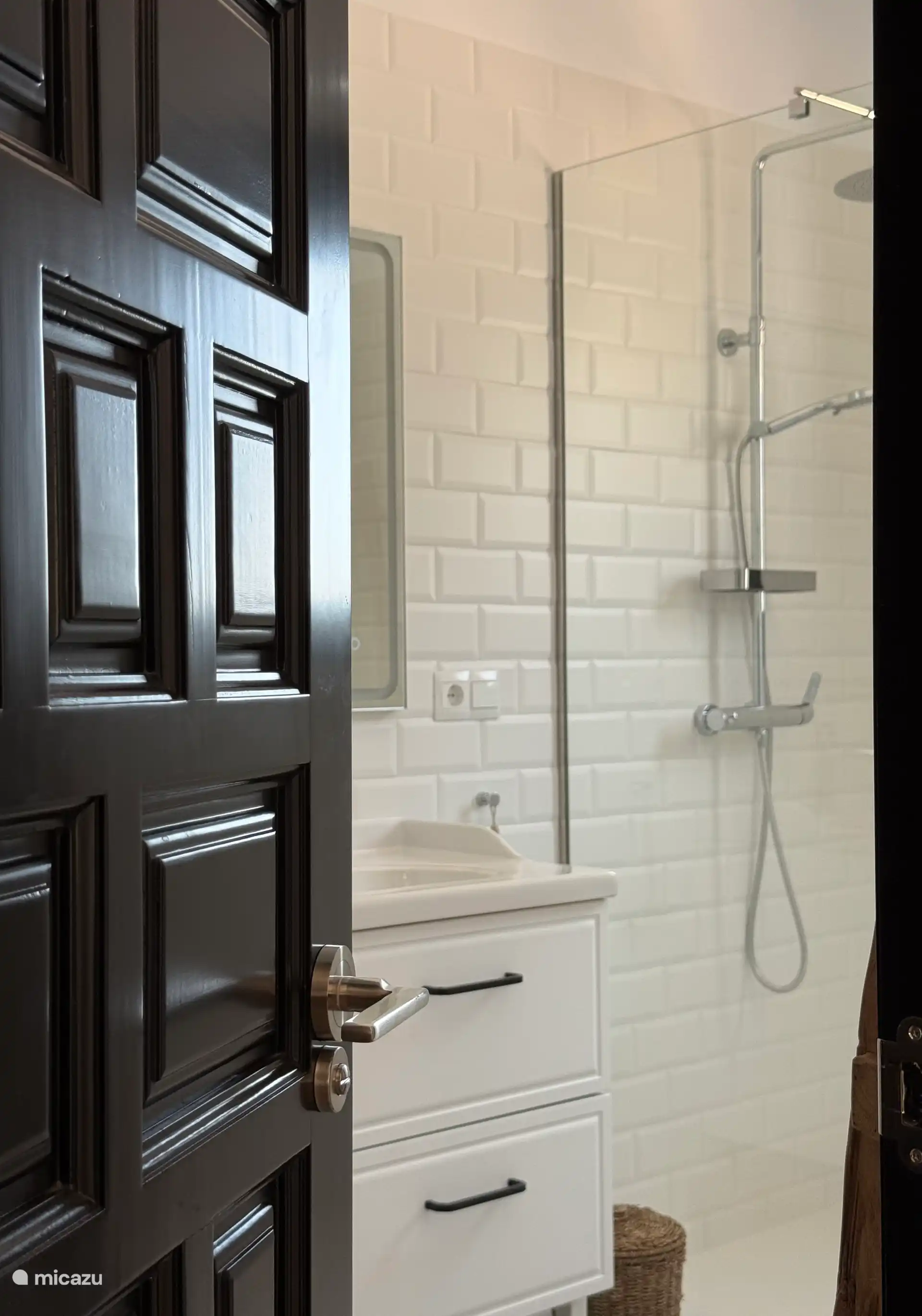 Schönes geräumiges Badezimmer.