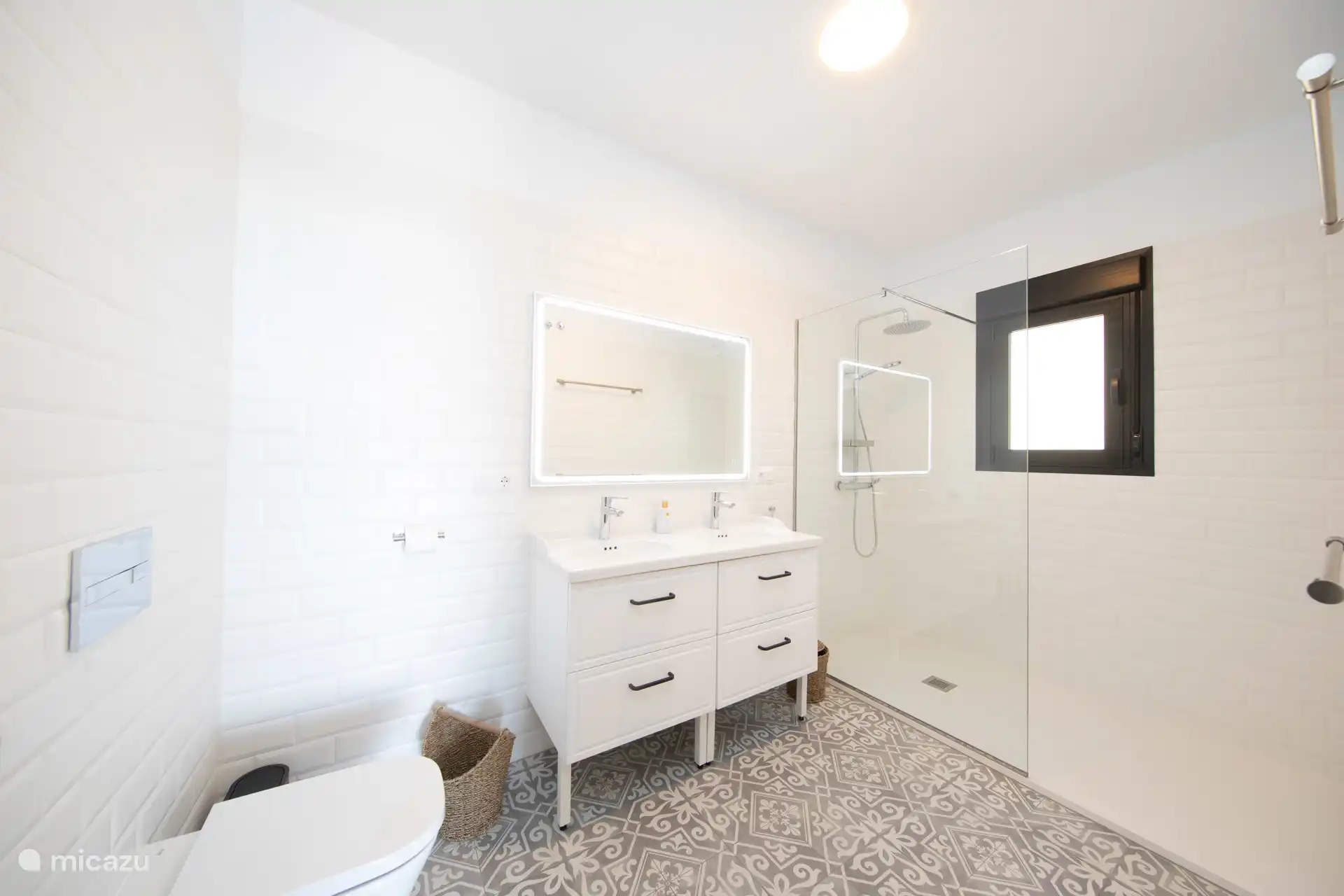 Helles, frisches Badezimmer. Geräumig mit einem Doppelwaschbecken und einer großen ebenerdigen Dusche.