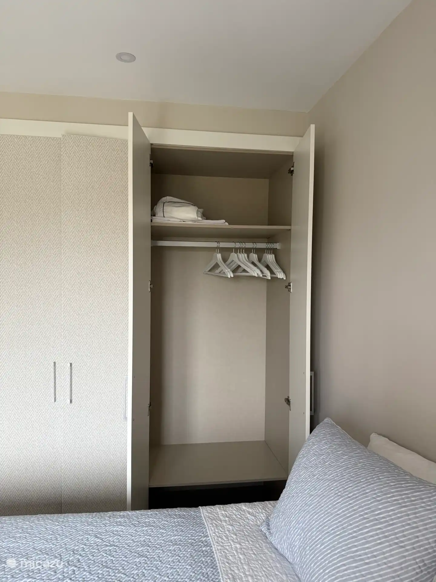 espace de serre suffisant pour suspendre, poser et charger