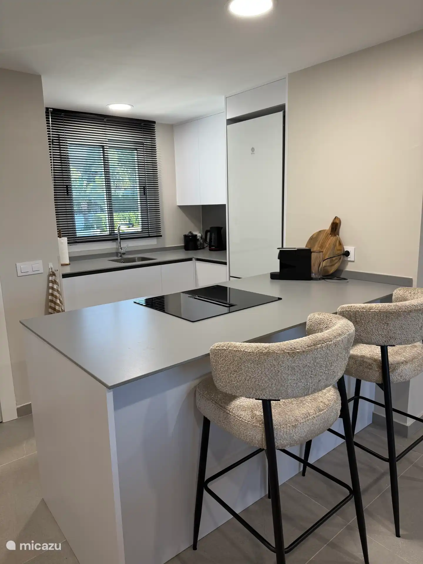 La cuisine entièrement équipée avec 2 tabourets