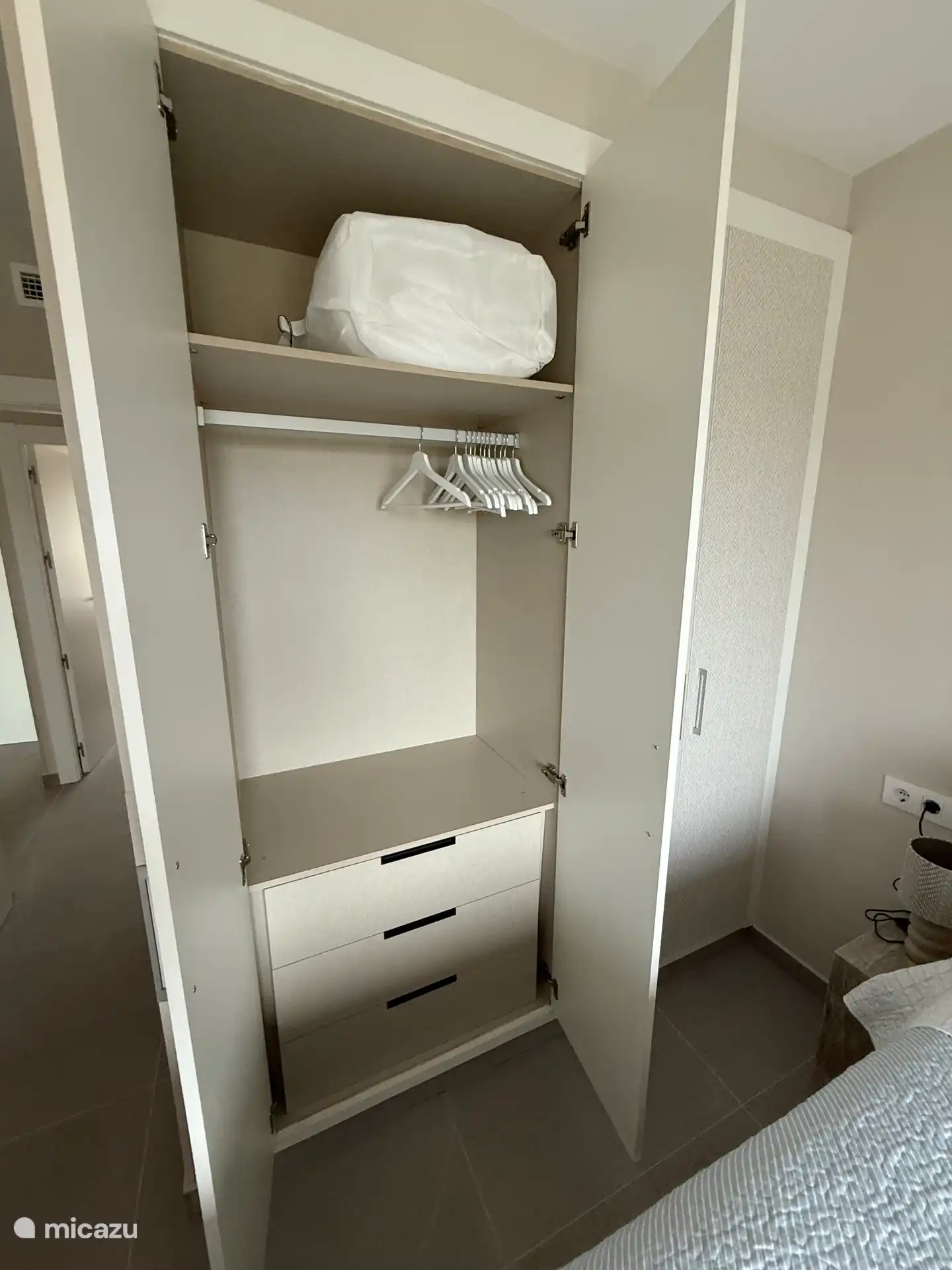 espace de serre suffisant pour suspendre, poser et charger