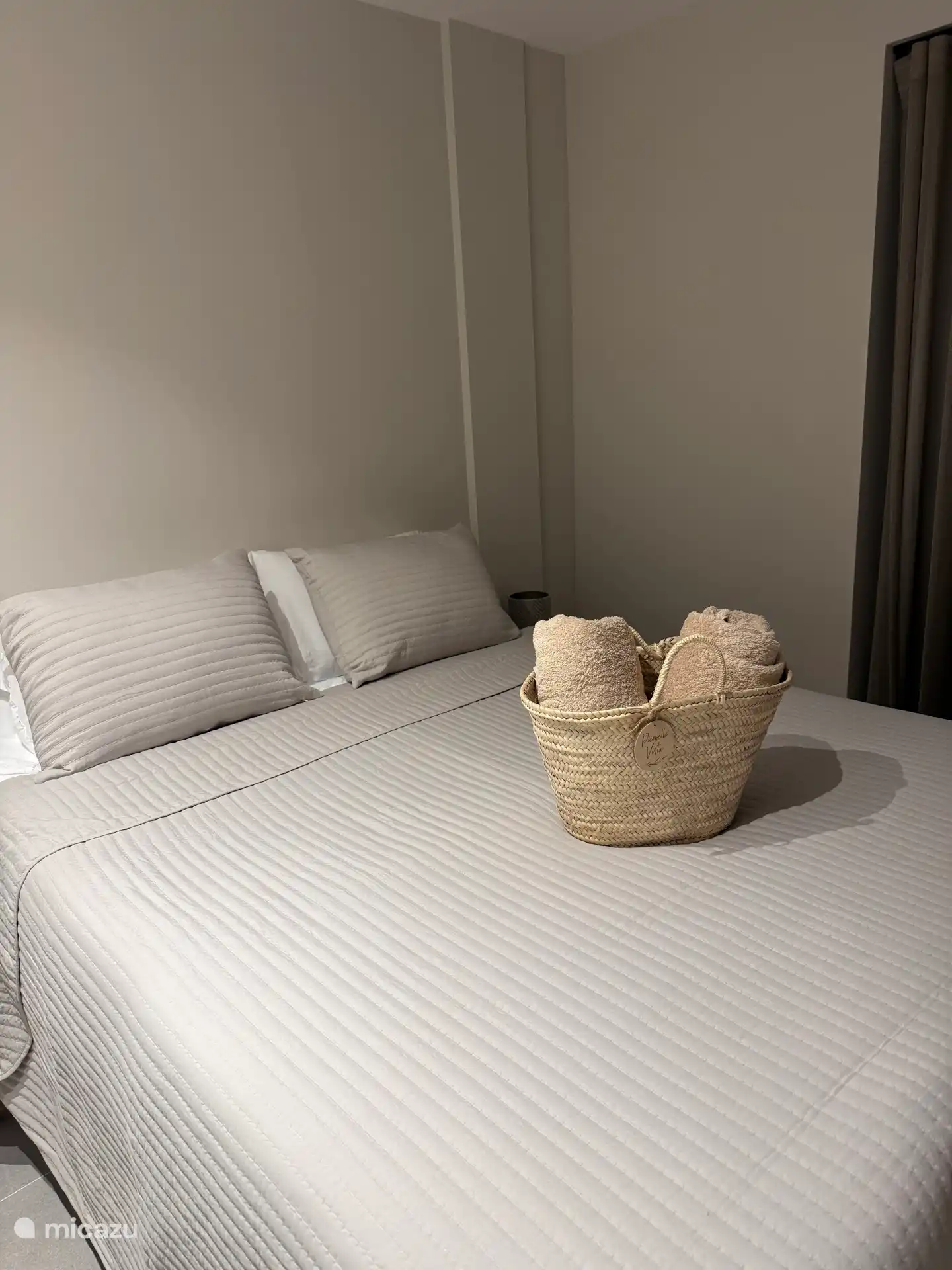 Chambre avec un joli lit pour 2 personnes (sommier tapissier)