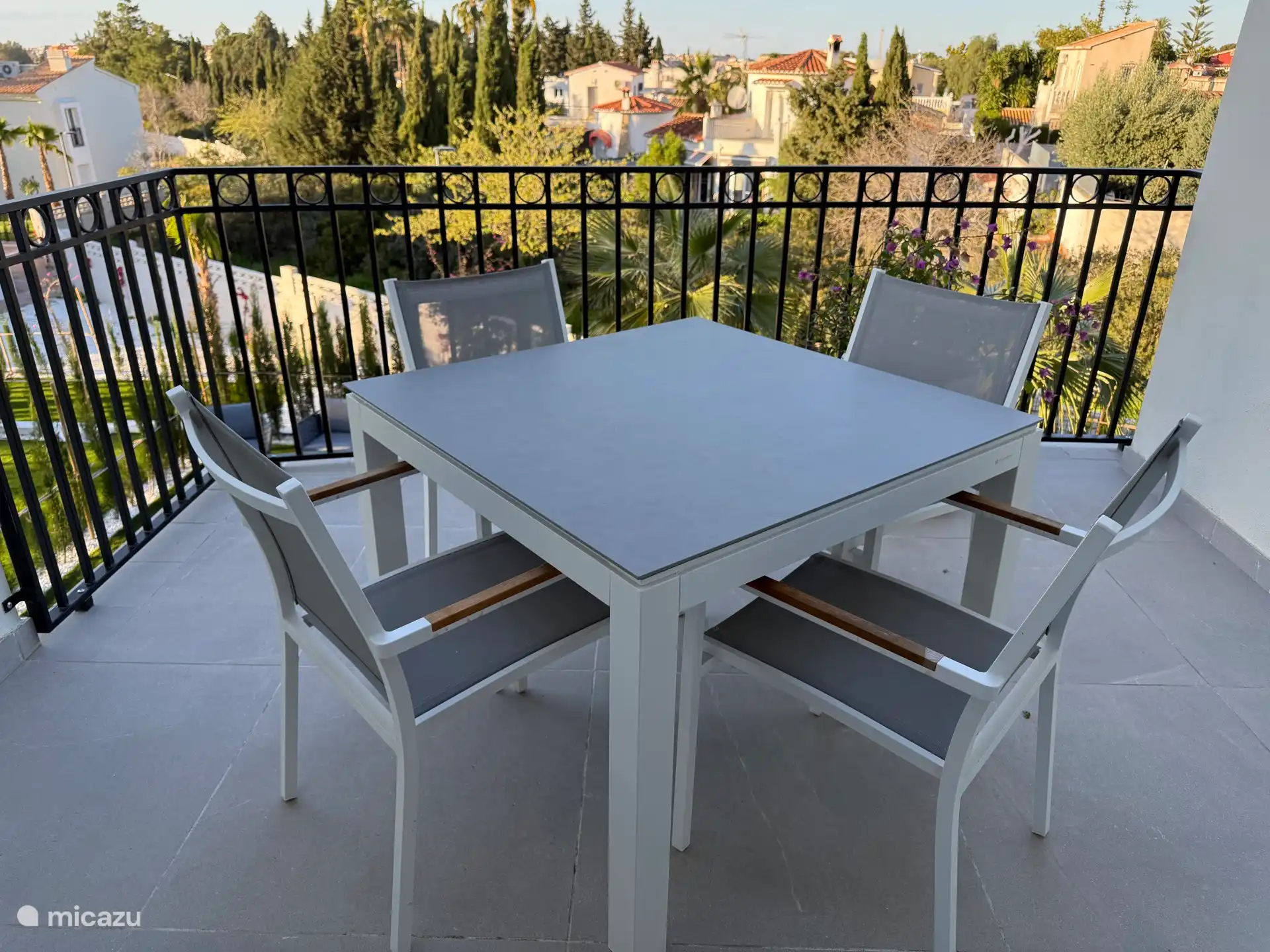 Balcon avec sièges pour 4 personnes