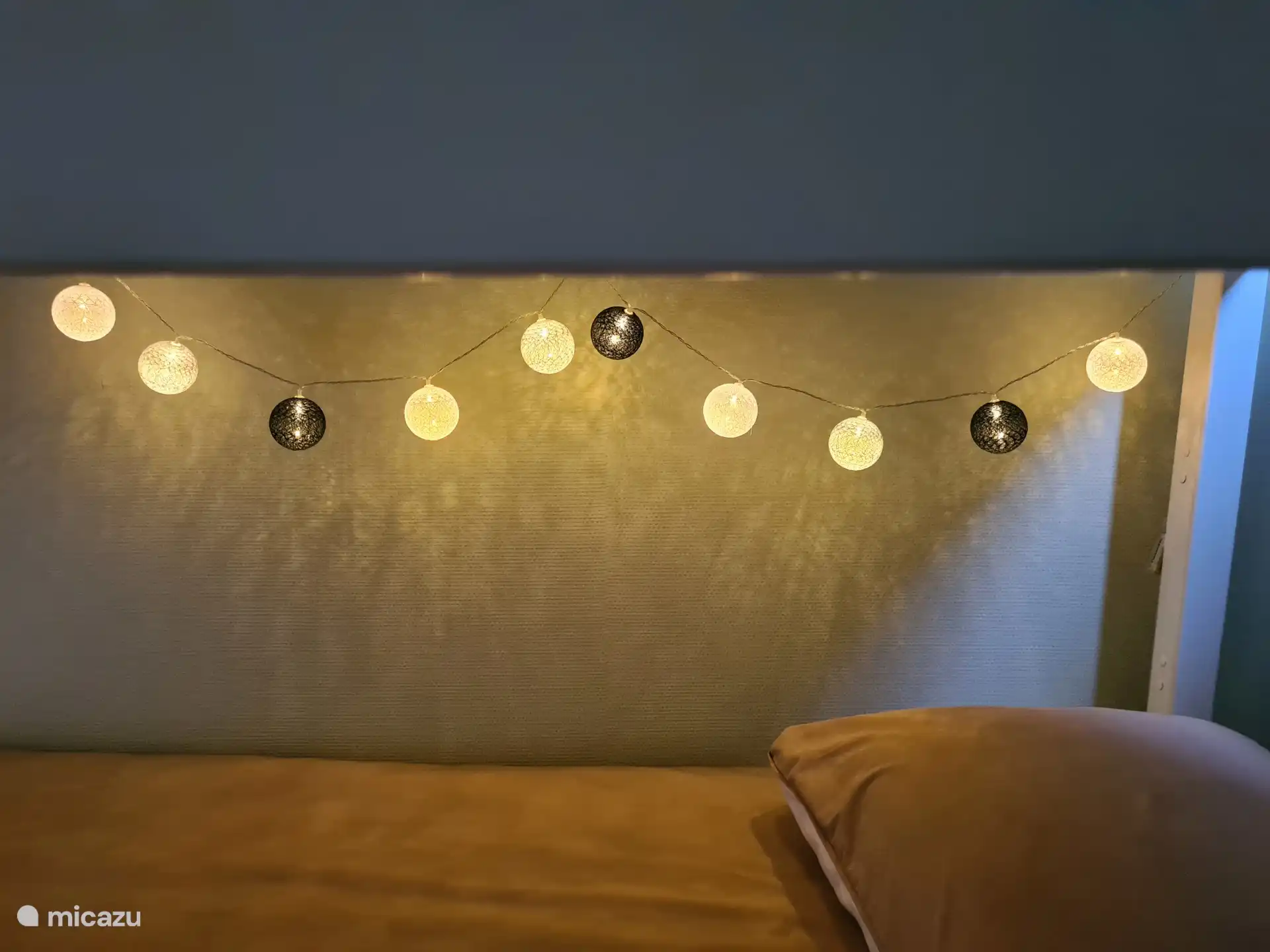 Luces acogedoras junto a la litera