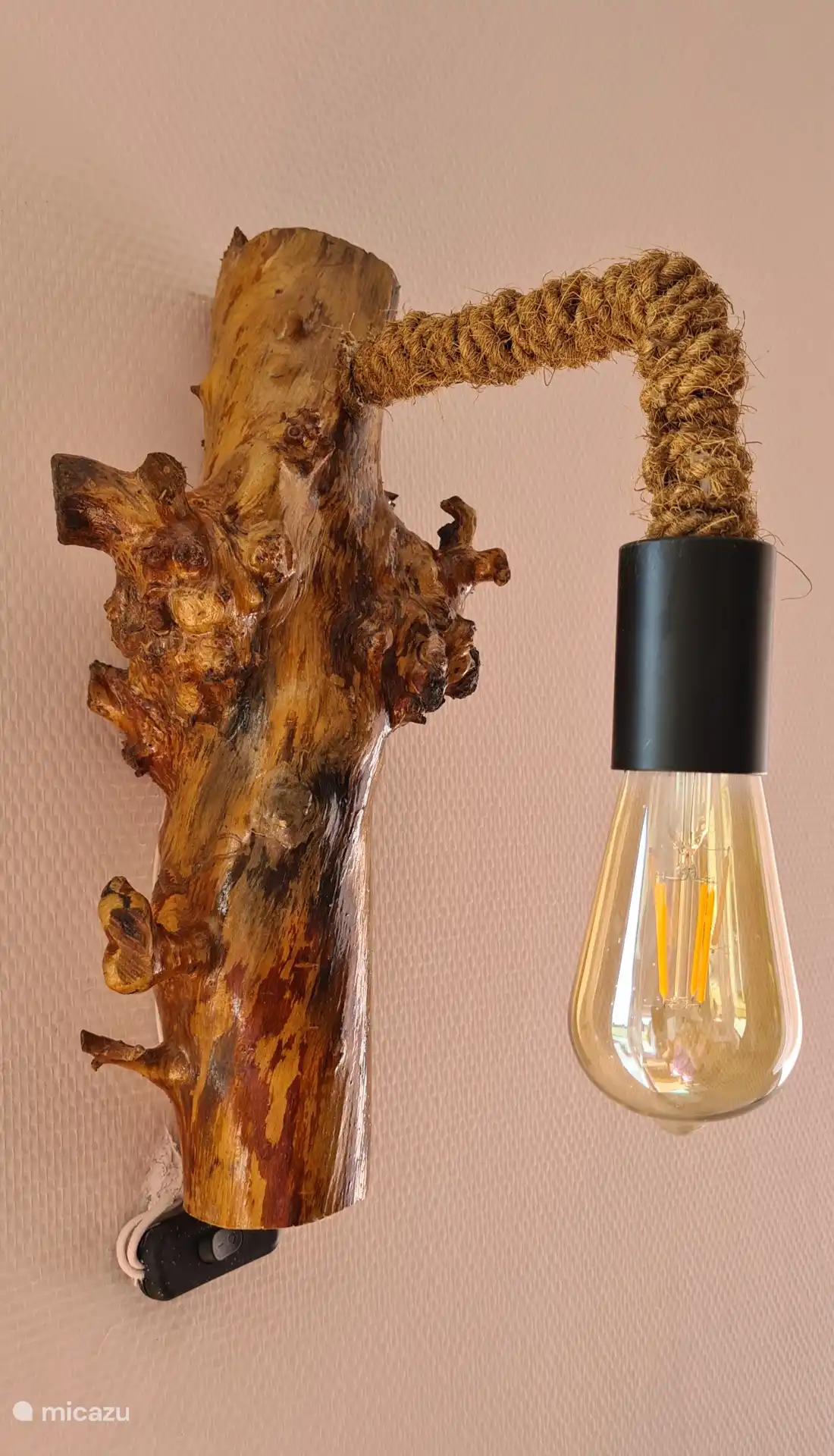 Lámpara hecha por mi padre con nuestro antiguo manzano.