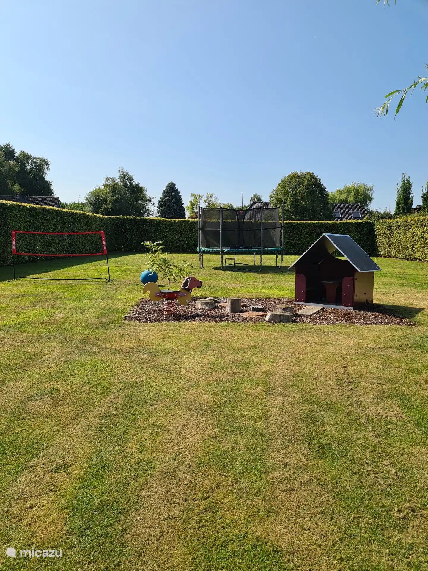 Vista desde el B&B al jardín con parque infantil. 