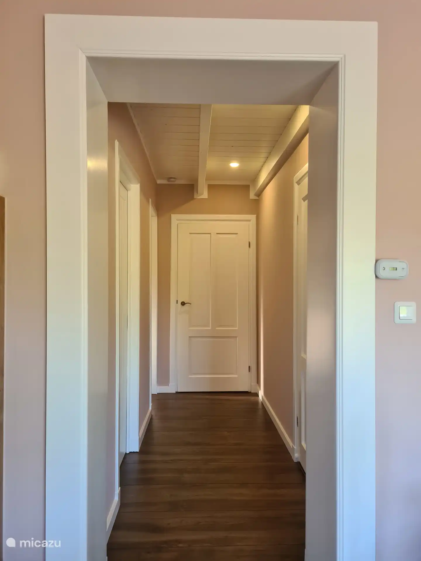 Pasillo con acceso a los dormitorios, baño y baño.