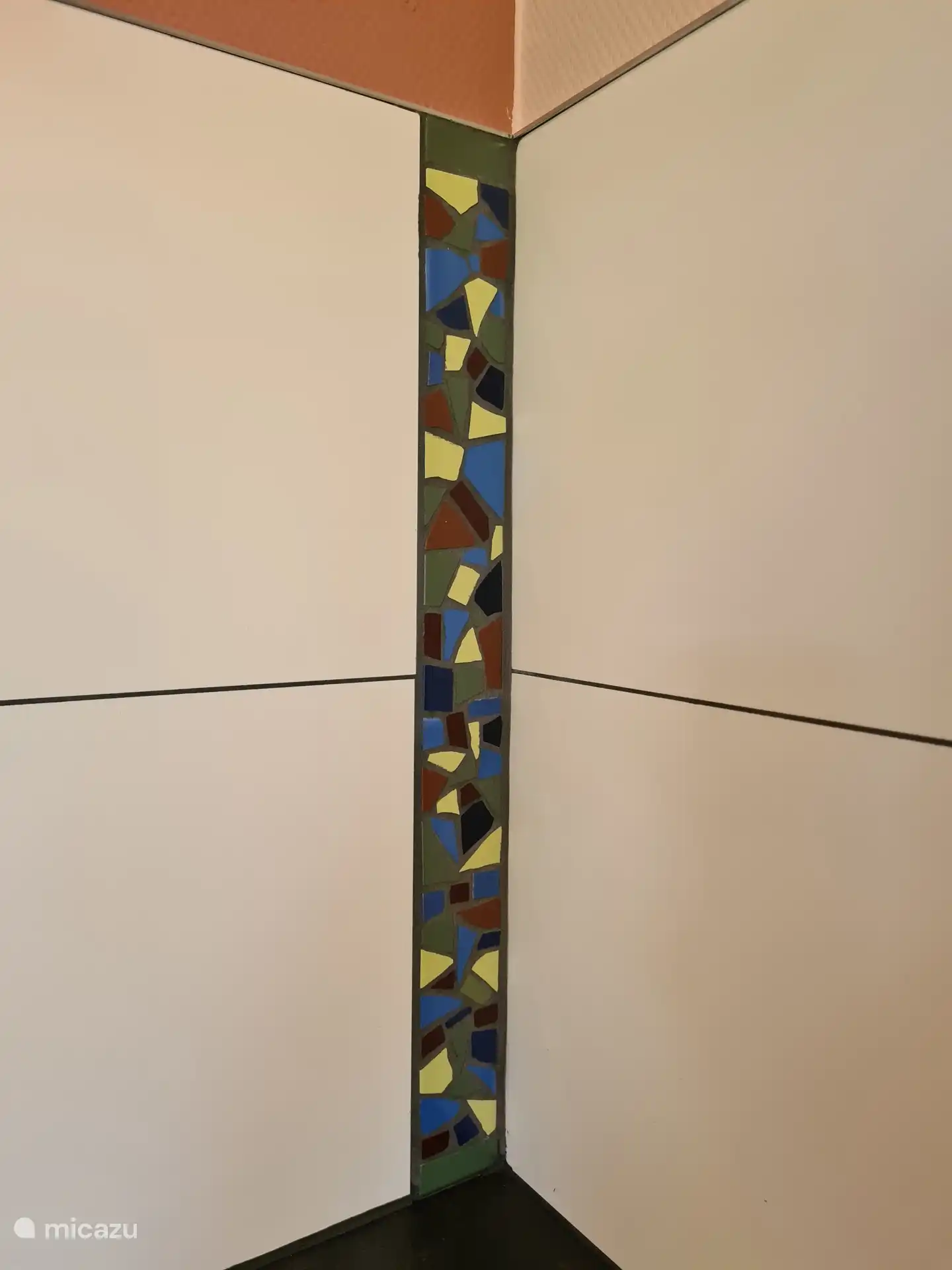 Pieza de mosaico hecho a mano en la cocina por mi madre.