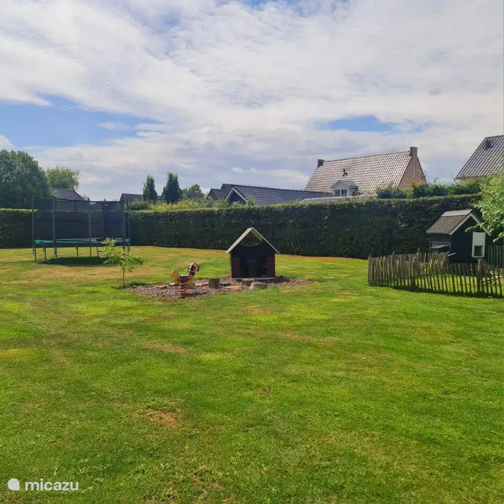 Jardin avec aire de jeux