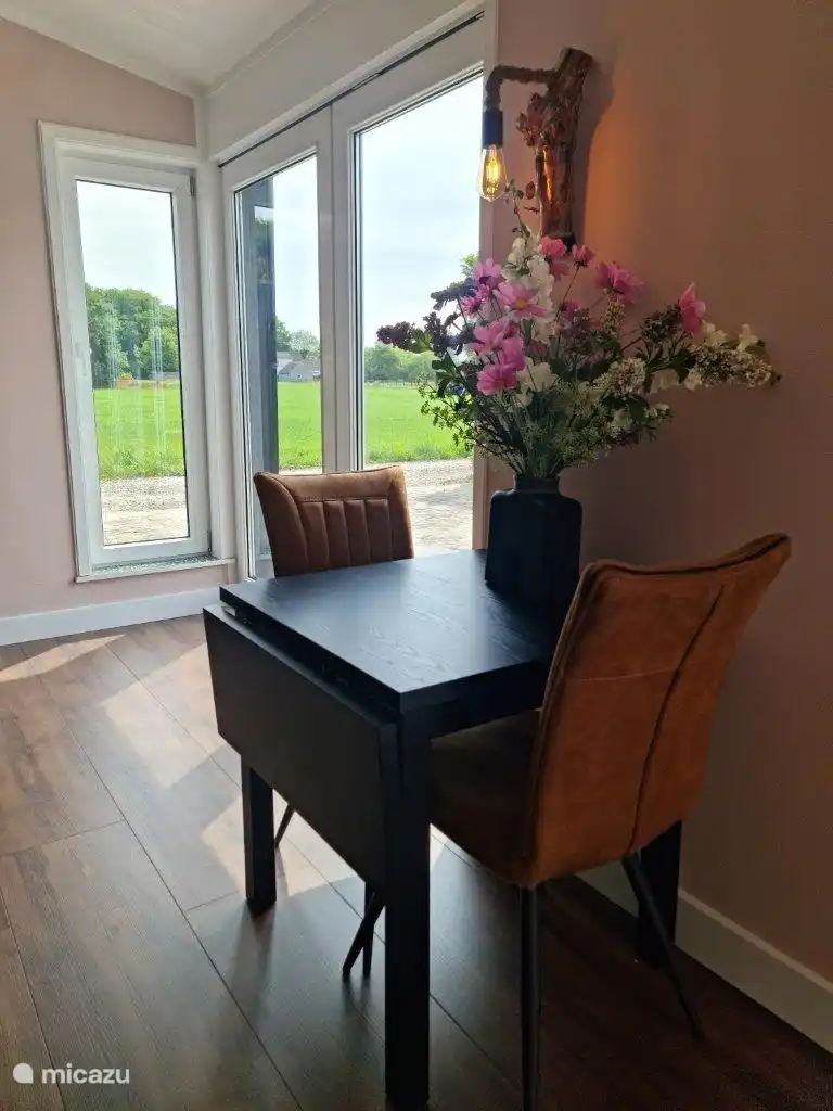 Salle à manger et vue extérieure