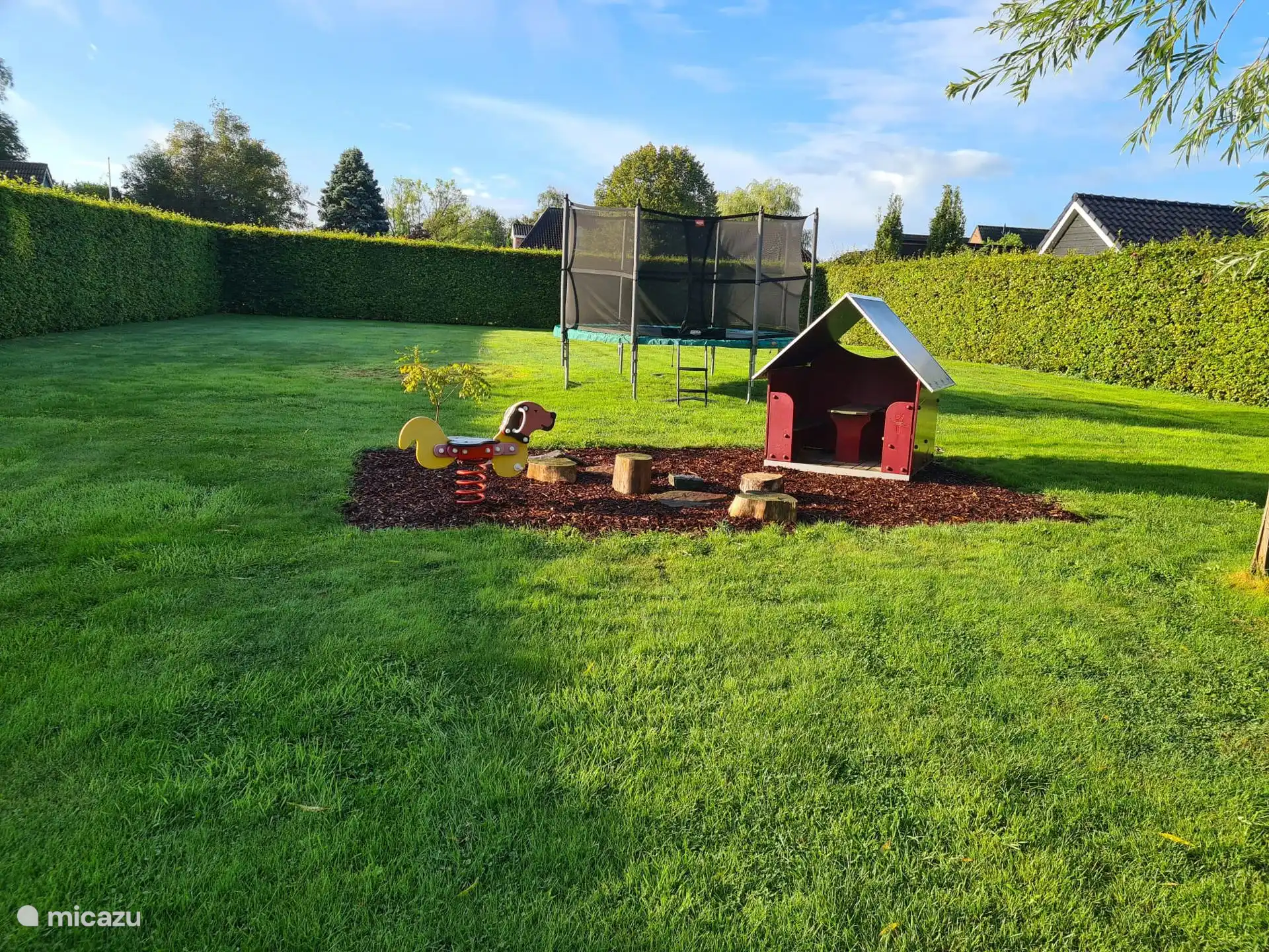 Jardin avec aire de jeux