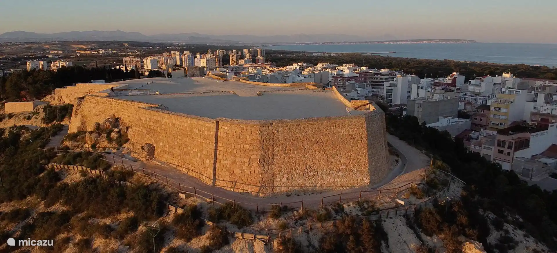 De indrukwekkende ruïnes van het Kasteel van Guardamar torenen hoog boven de stad uit en bieden een panoramisch uitzicht over de kust en de monding van de Segura. 