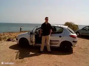 Eigenaar verkent omgeving met huurauto