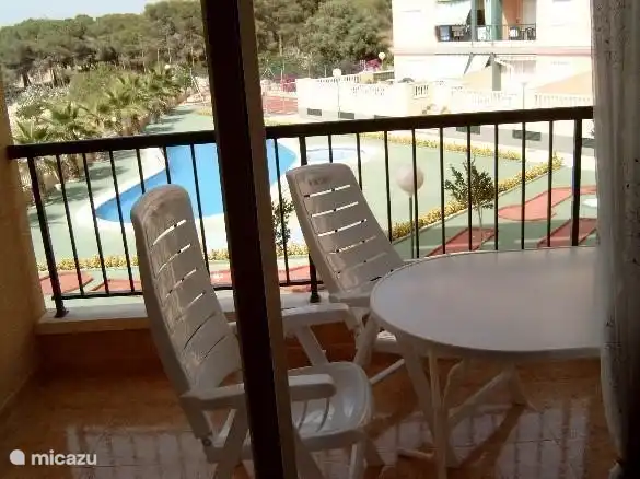 Ruim Balkon met uitzicht op het zwembad.