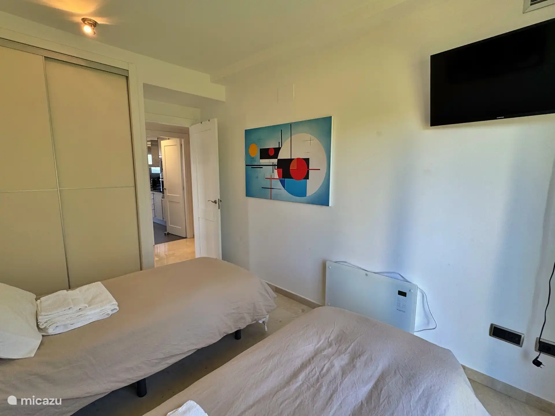 Schlafzimmer 2 mit 2 Einzelbetten (190 x 90 cm) und Fernseher