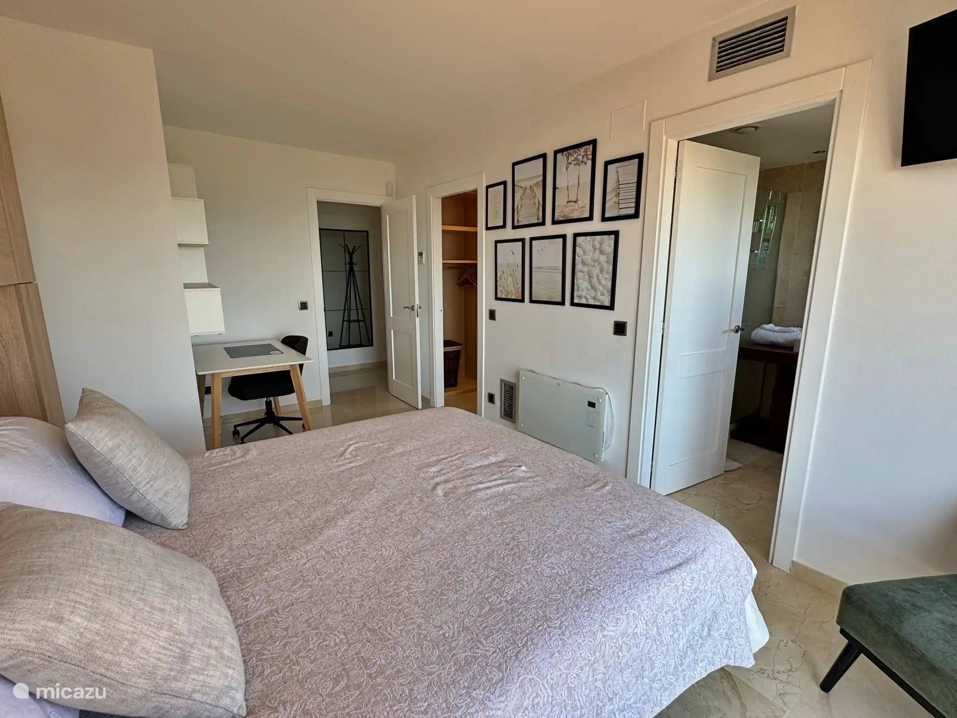 Schlafzimmer mit Queensize-Bett und eigenem Bad mit Dusche und WC