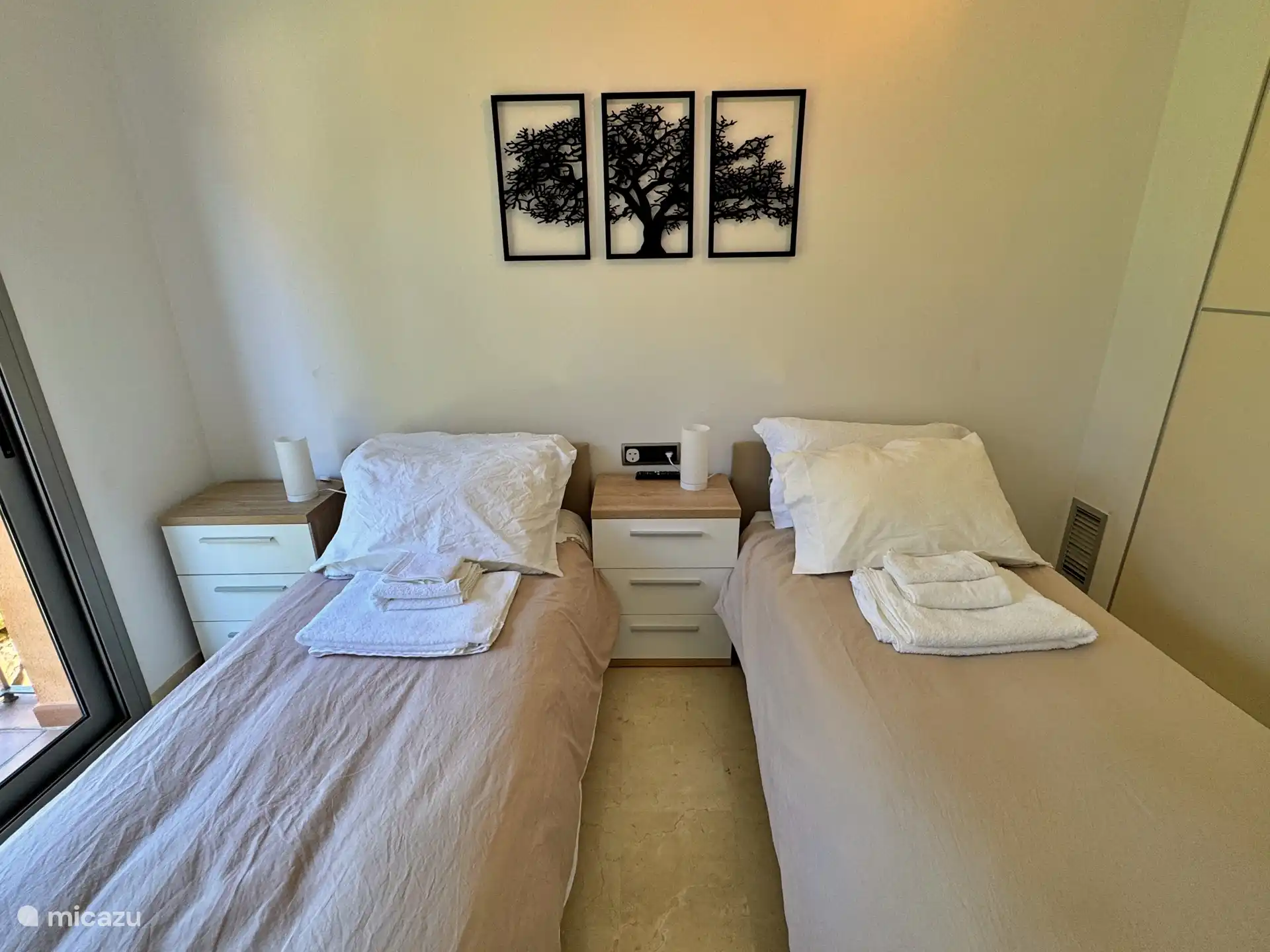 Schlafzimmer mit 2 Einzelbetten (190 x 90 cm) und Fernseher