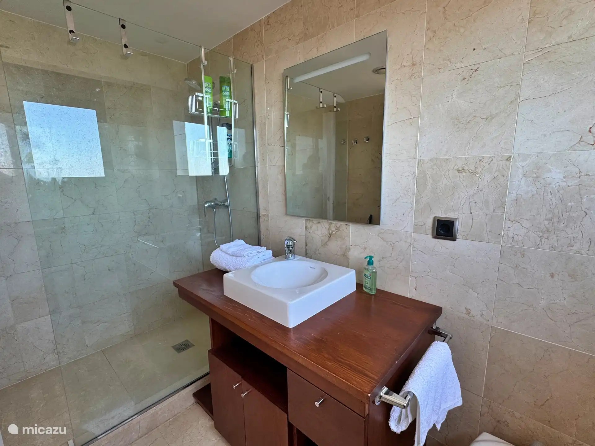 En-suite Badezimmer mit Dusche und WC