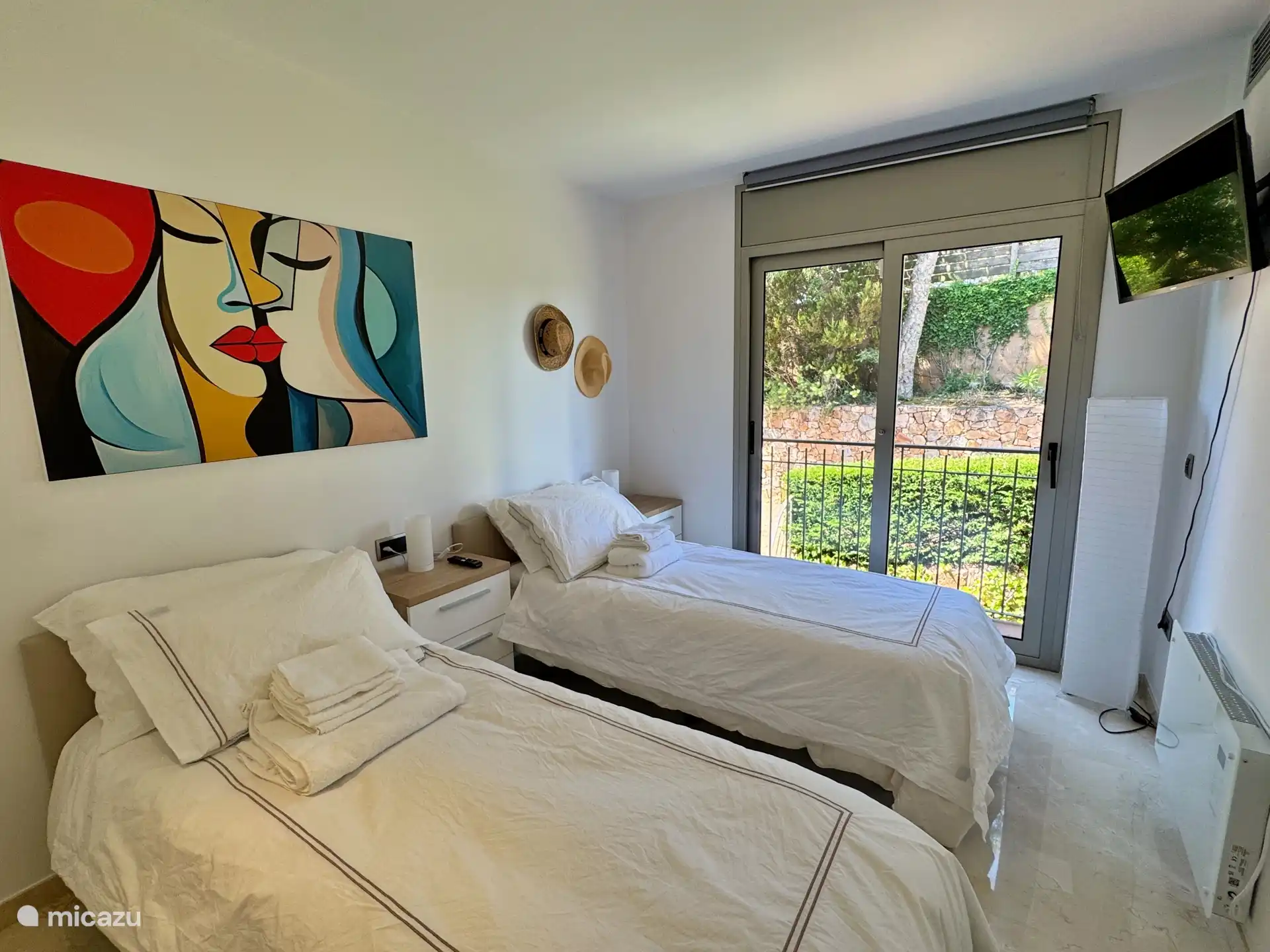 Schlafzimmer 2 mit 2 Einzelbetten (190 x 90 cm) und Fernseher