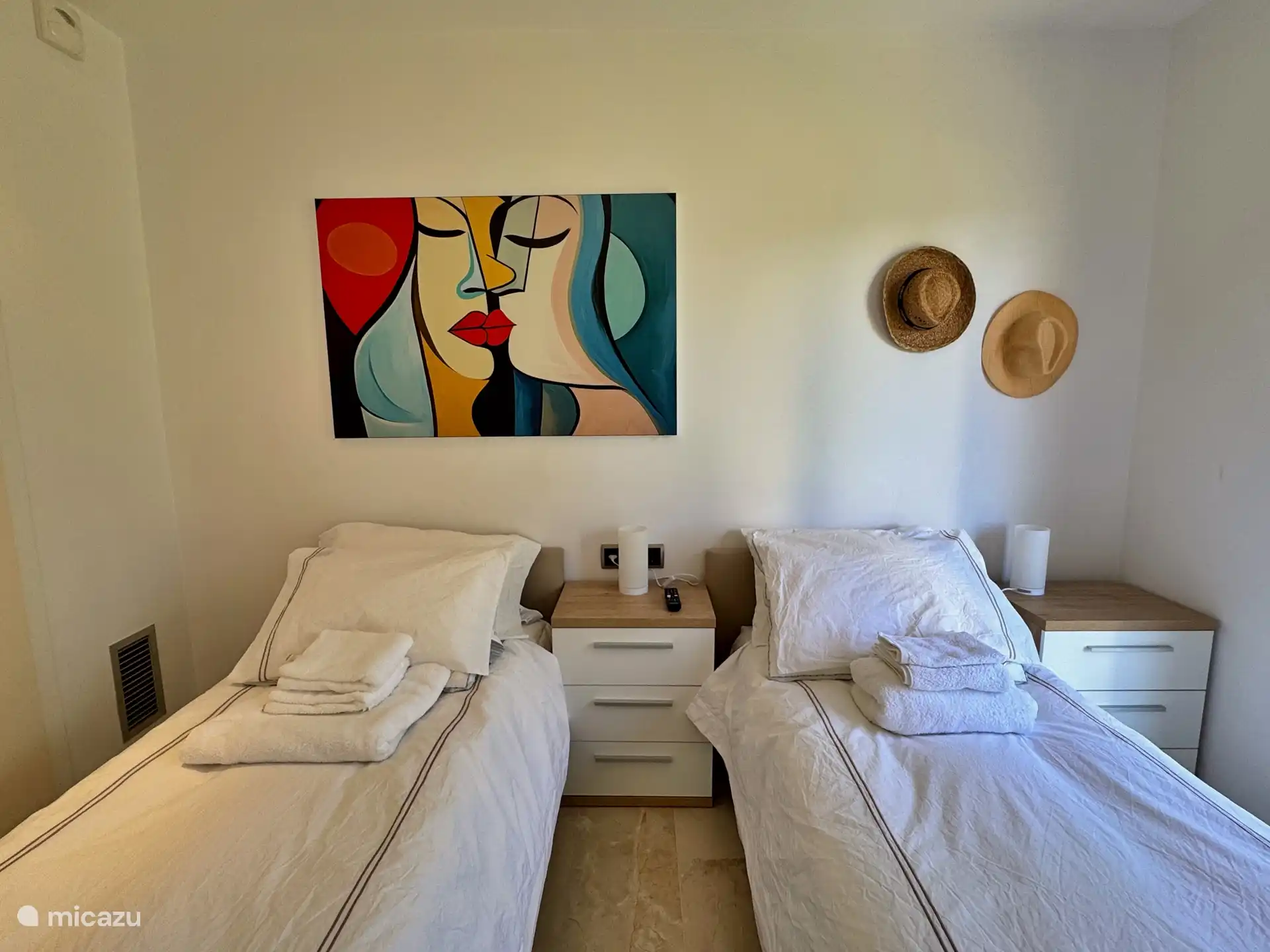 Schlafzimmer 2 mit 2 Einzelbetten (190 x 90 cm) und Fernseher