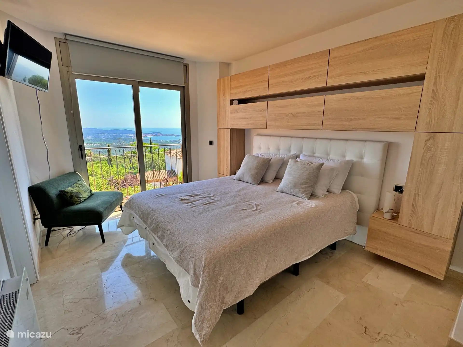 Schlafzimmer mit Queensize-Bett und eigenem Bad mit Dusche und WC