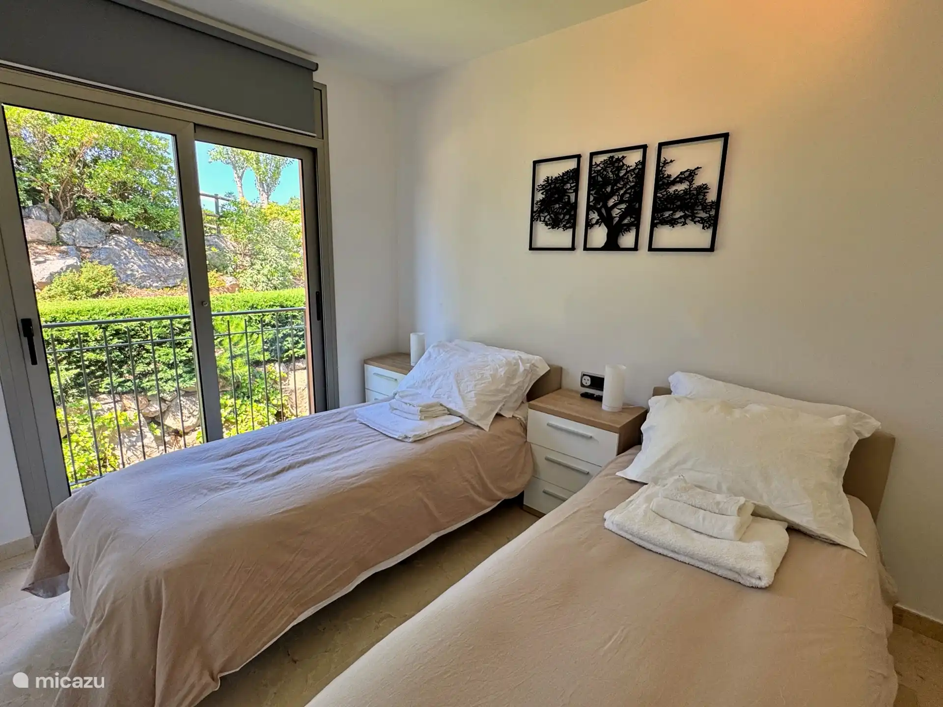 Schlafzimmer mit 2 Einzelbetten (190 x 90 cm) und Fernseher